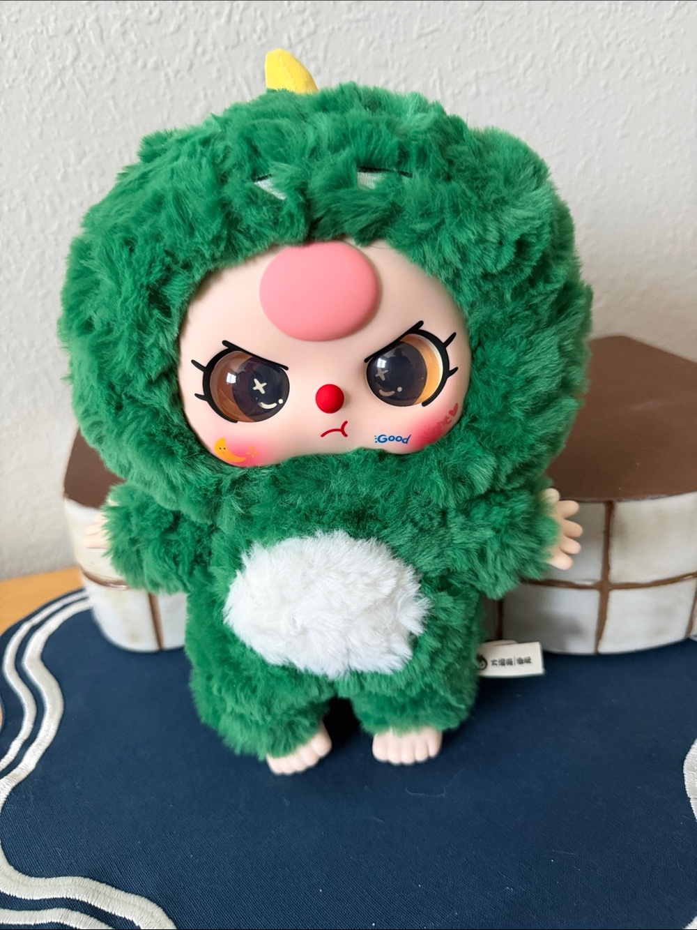 Baby Three 400% dinosaur with special yellow angry eyes
